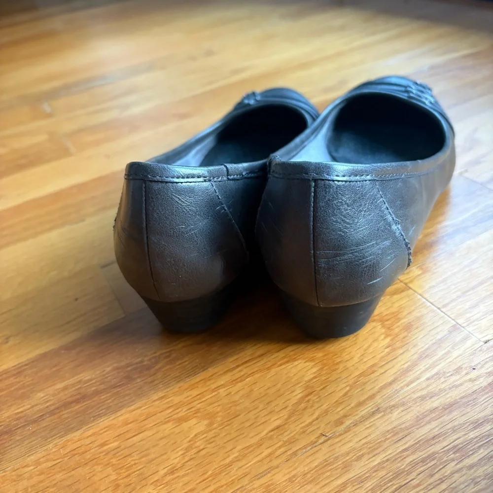 Life Stride Grey Low Wedges with Buckle Accents Size 8M - Picture 4 of 6